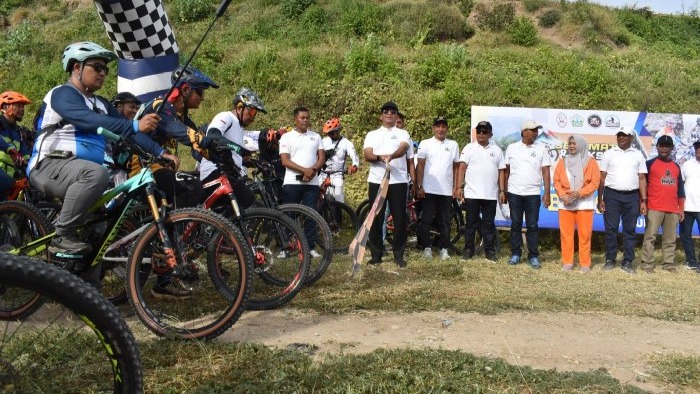 Ratusan Peserta Gowes dari Komunitas Nalom Ikut Gobar di Bukit Cinta